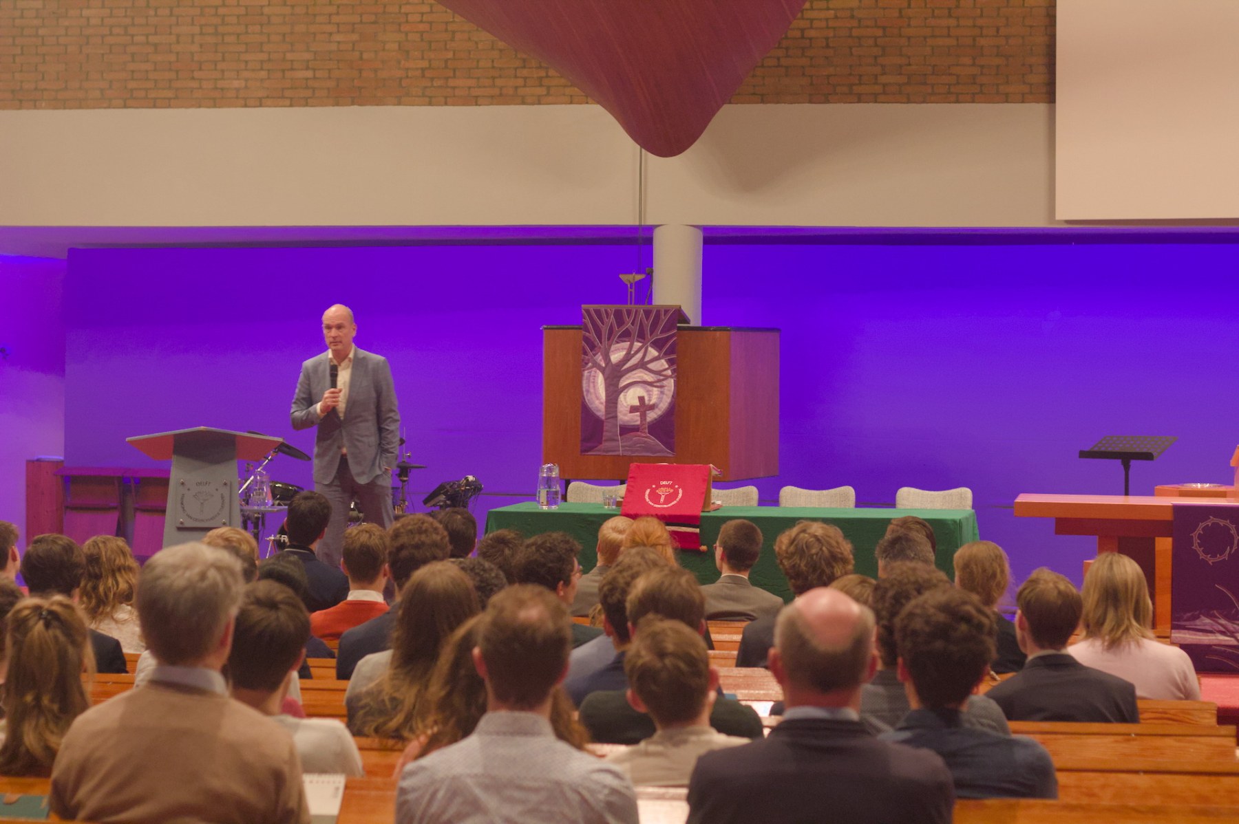Spreker geeft een lezing voor de leden in de kerkzaal