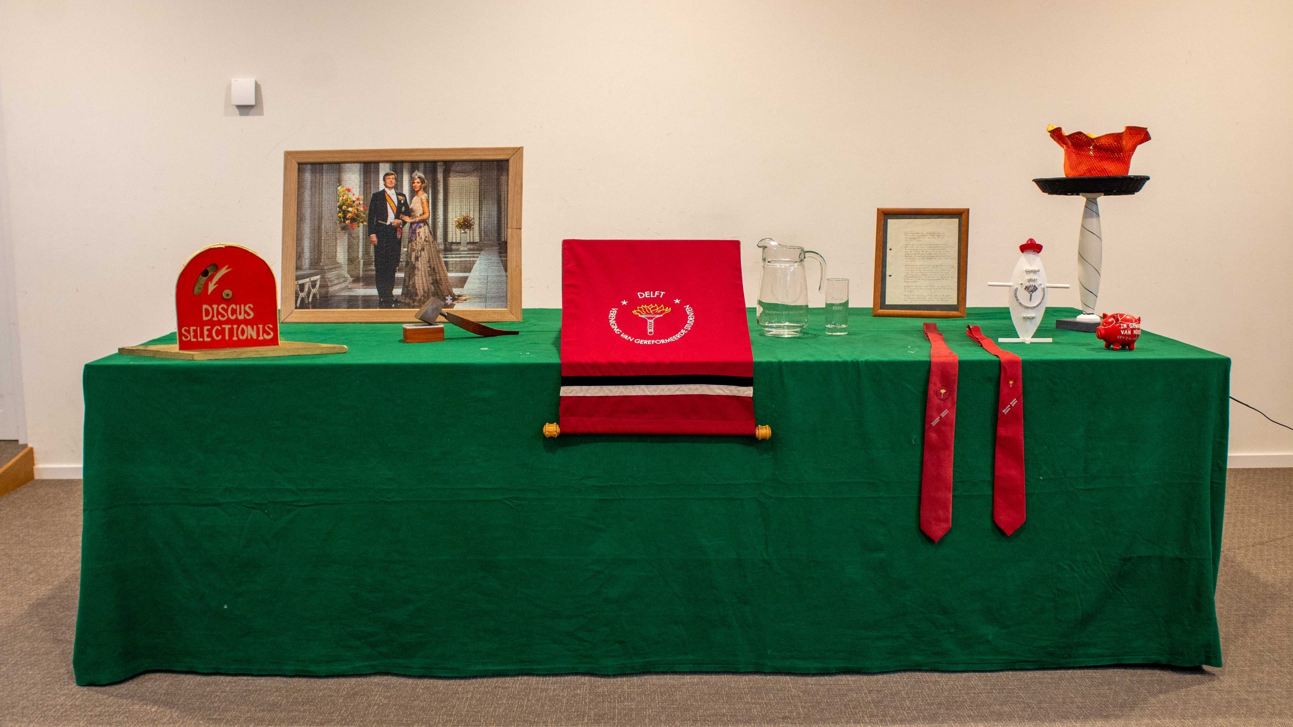Ceremoniële voorwerpen van de vereniging op tafel tijdens een ALV