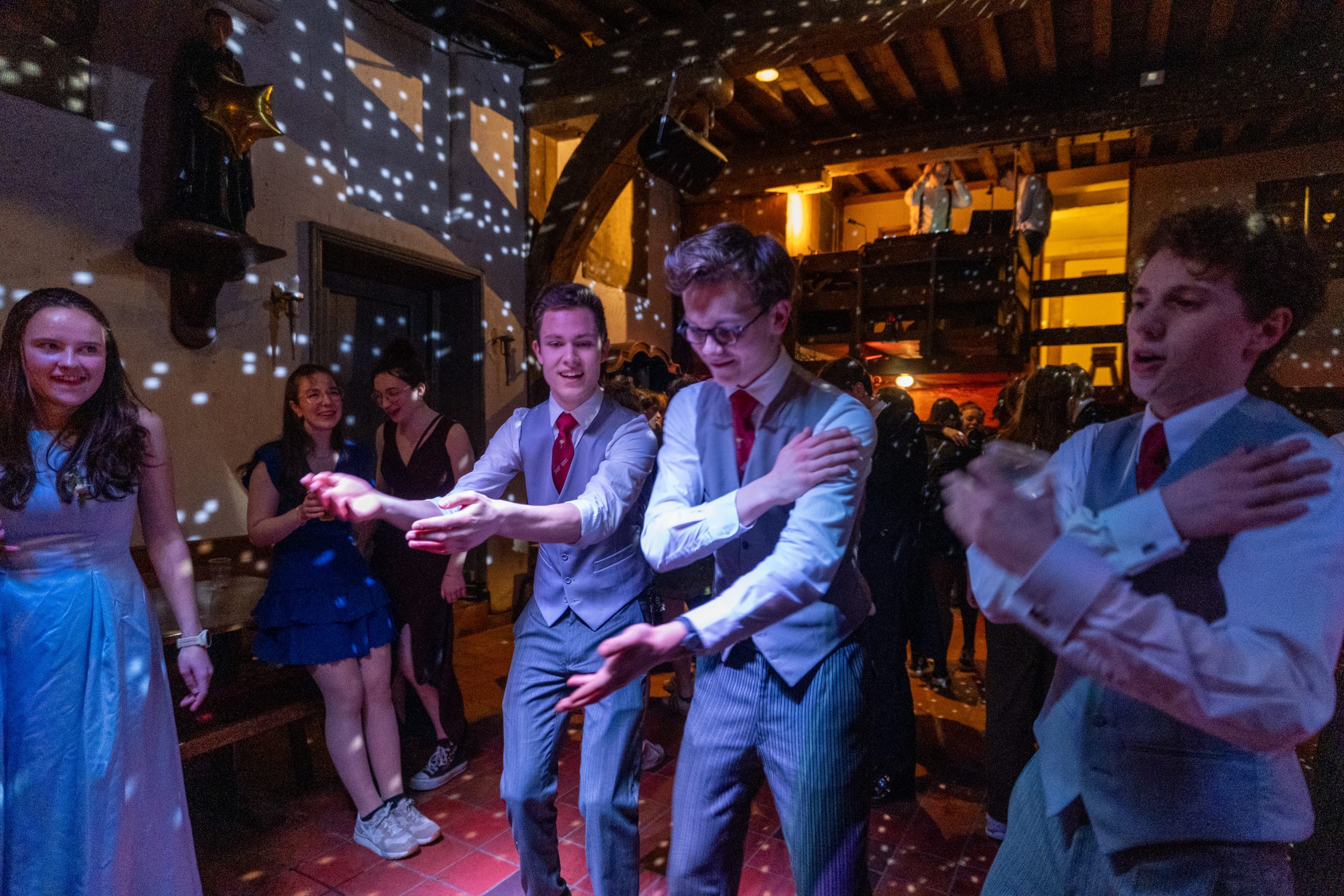 Leden dansen op het feest tijdens de Dies Natalis