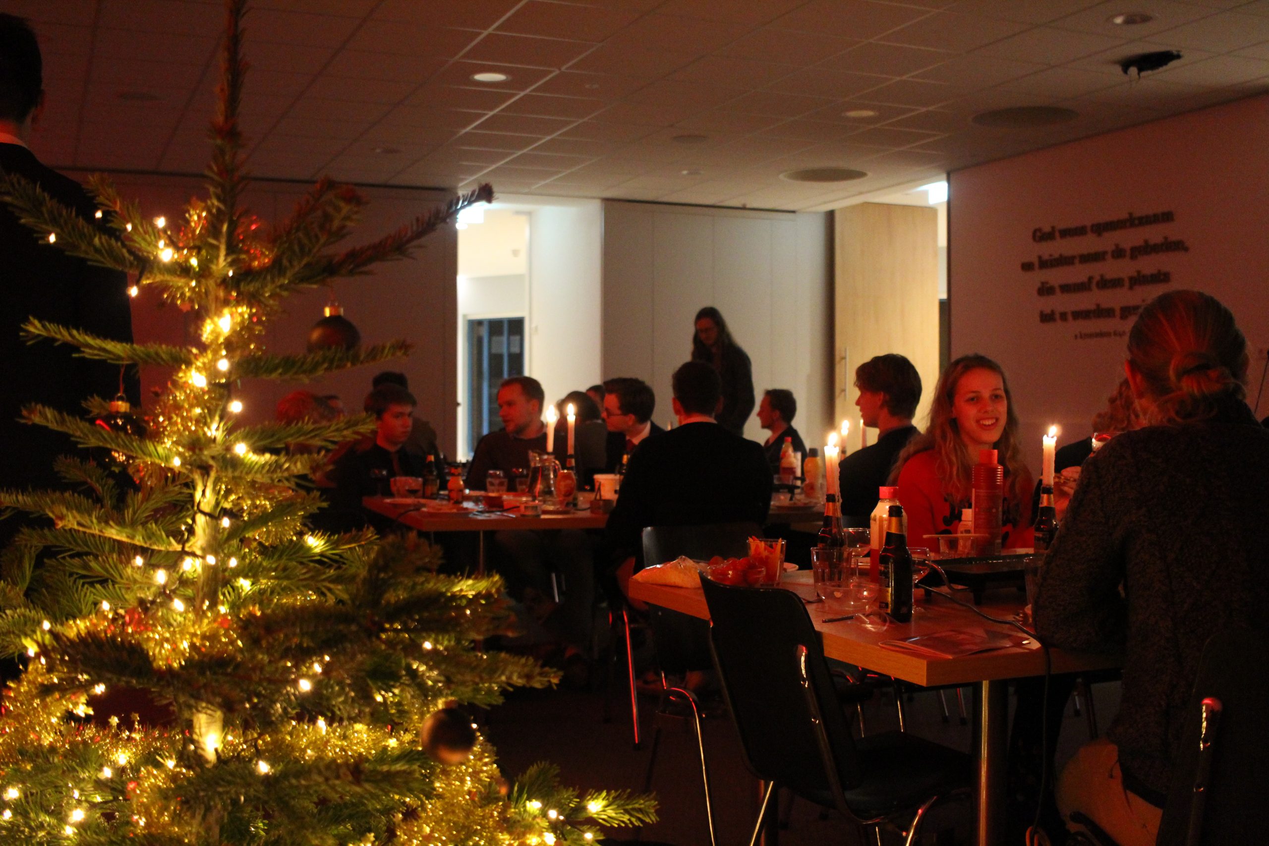 Leden aan tafel tijdens een verenigingsmaaltijd