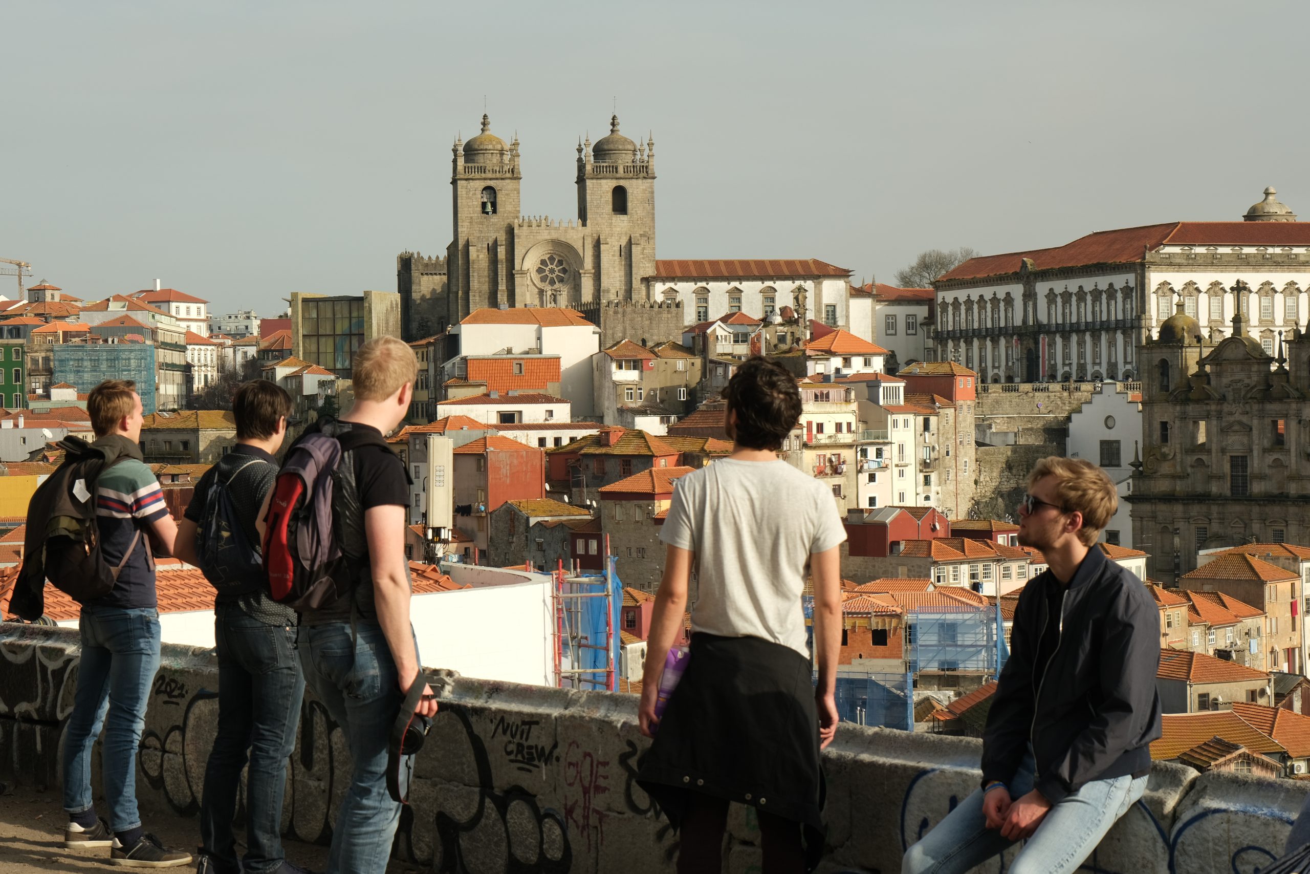 Leden kijken uit over de skyline van Porto tijdens de lustrumreis