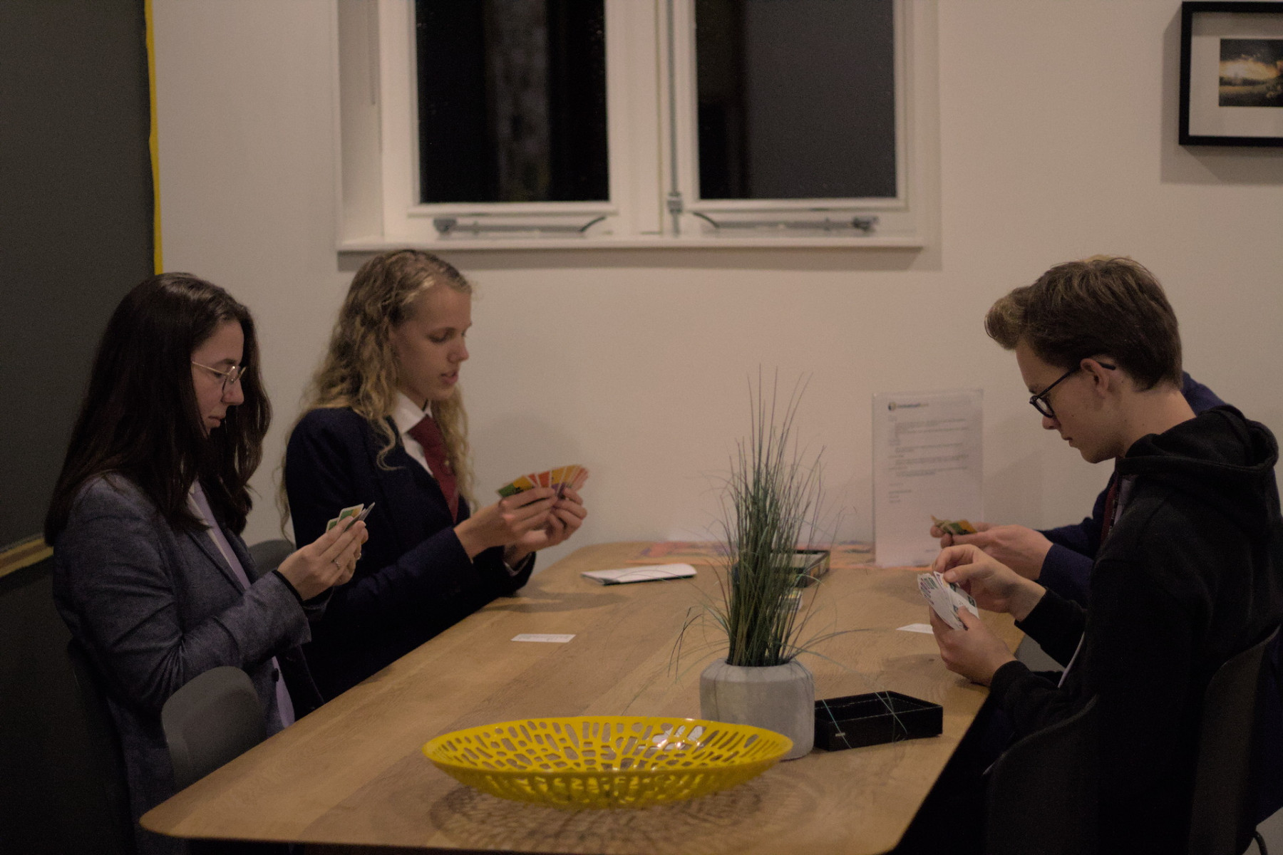 Leden spelen een studentikoos spel tijdens een maïzena-activiteit