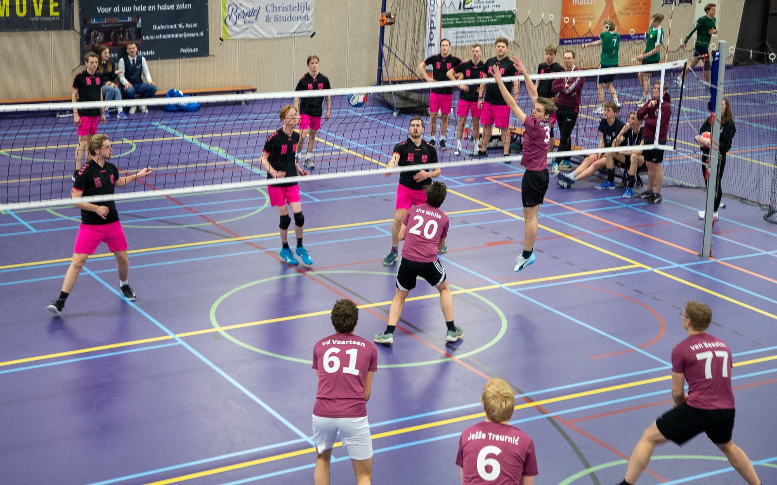 Leden spelen een volleybalwedstrijd