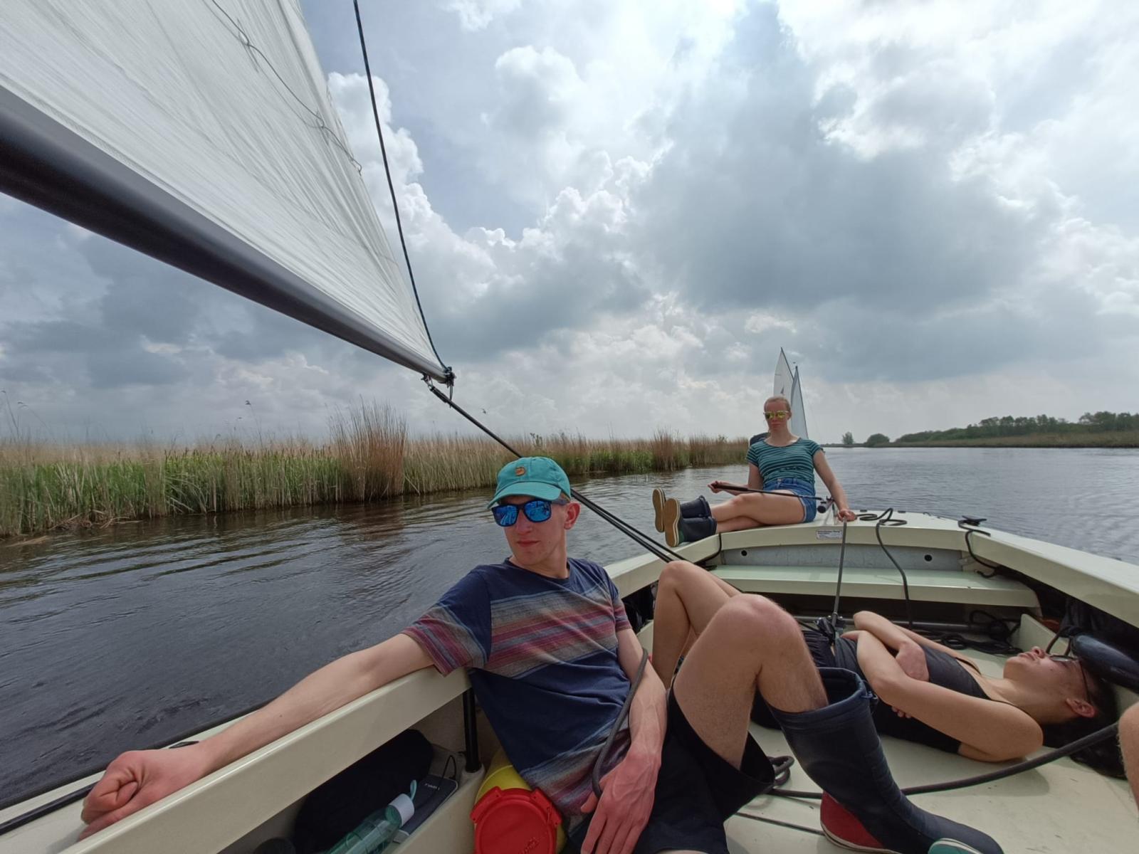 Leden ontspannen op de boot tijdens het zeilweekend