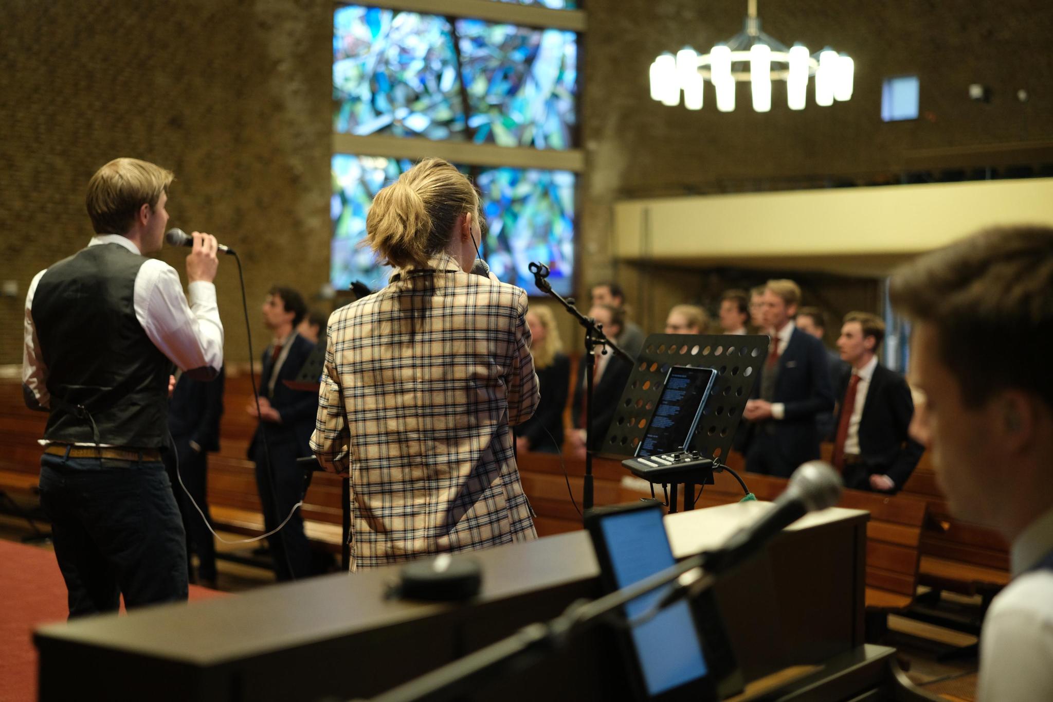 Leden zingen samen in de kerk tijdens een Avond van Zang en Gebed